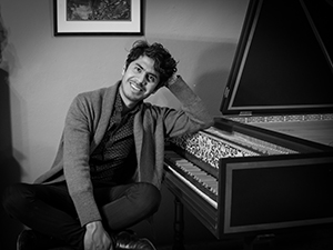 Mario Moya, Licenciado en Composicion especializado en órgano, clavecín y piano